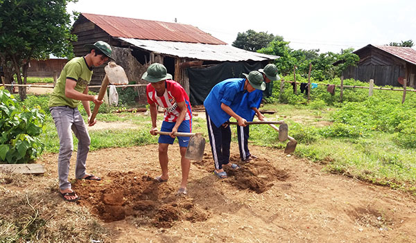 Sinh viên về với vùng khó khăn