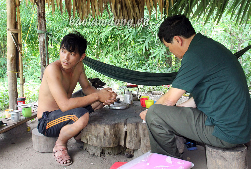 Tạm giữ 7 đối tượng khai thác rừng trái phép ở Di Linh