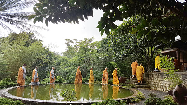 Bên hồ “Soi Bóng”