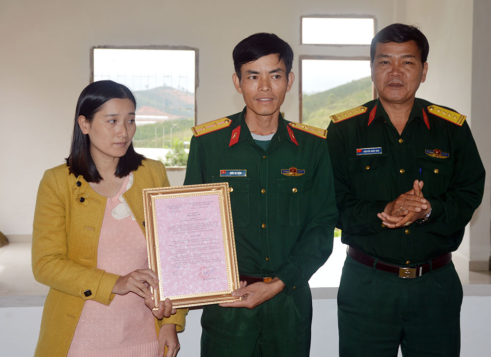 Trao nhà tình nghĩa cho cán bộ Ban CHQS huyện Lạc Dương