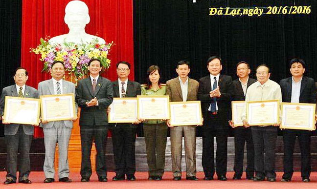 Tận tụy với công tác nghiên cứu khoa học và biên soạn lịch sử