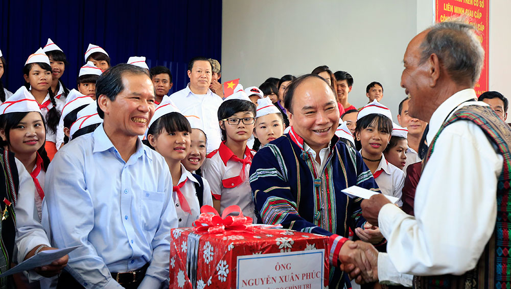 Bí thư Tỉnh ủy Nguyễn Xuân Tiến cùng Đoàn công tác của Chính phủ thăm và tặng quà đồng bào DTTS xã N’Thol Hạ (Đức Trọng). Ảnh: T.TRANG