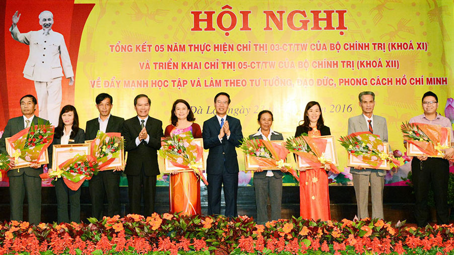 Đồng chí Võ Văn Thưởng-UV Bộ Chính trị, Bí thư Trung ương Đảng, Trưởng Ban Tuyên giáo Trung ương cùng đồng chí Nguyễn Xuân Tiến-UVTW Đảng, Bí thư Tỉnh ủy trao Bằng khen của Thủ tướng Chính phủ cho các tập thể