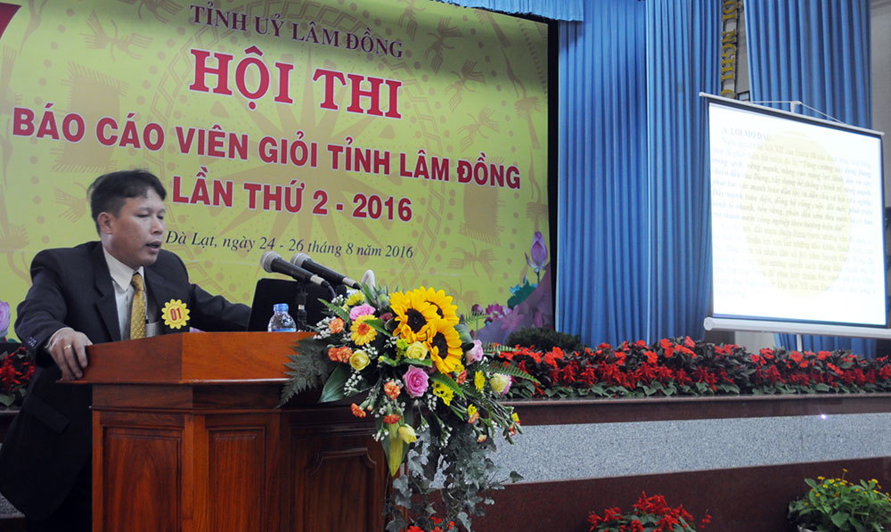 Thí sinh trình bày phần thi thuyết trình