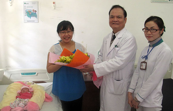 Trắng đêm nuôi trẻ sinh non nhẹ ký