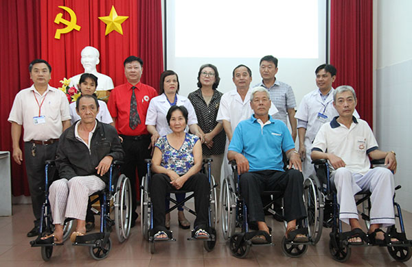 Tặng xe lăn cho Bệnh viện YHCT Bảo Lộc