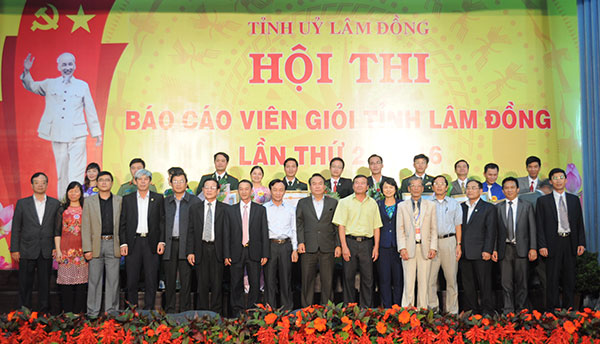 Ban tổ chức và đại biểu chụp hình lưu niệm với thí sinh