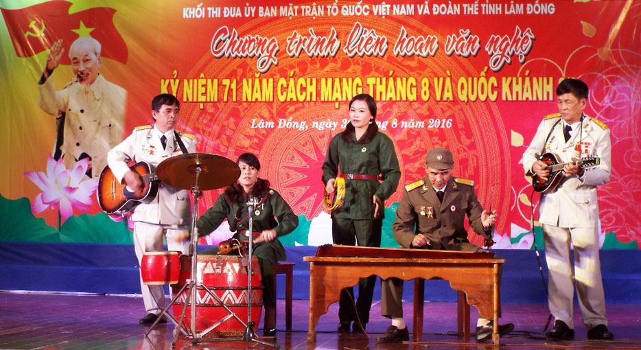 Liên hoan văn nghệ "Sáng mãi mùa thu"