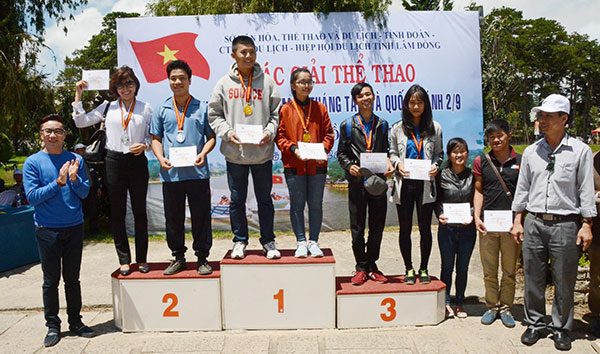 Trao giải cho các VĐV về đầu