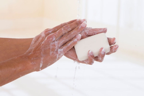 Mỹ cảnh báo xà phòng bánh có thể chứa chất phá hủy hệ miễn dịch