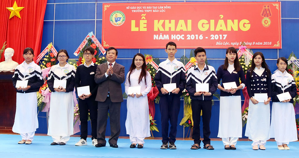 Chủ tịch UBND tỉnh Đoàn Văn Việt trao học bổng giúp học sinh nghèo vượt khó Trường THPT Bảo Lộc. Ảnh: Khánh Phúc