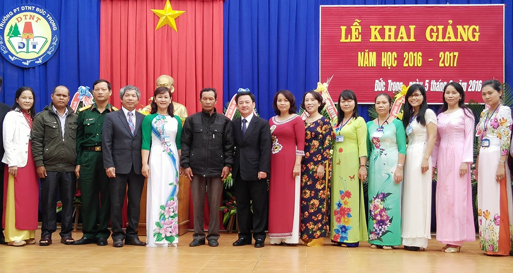 Đồng chí Phan Văn Đa chụp ảnh lưu niệm cùng tập thể thẩy cô Trường Phổ thông dân tộc nội trú Đức Trọng. Ảnh: Thy Vũ