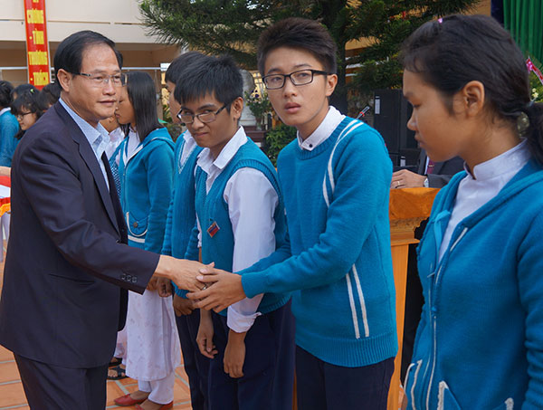 Đồng chí Nguyễn Trọng Ánh Đông động viên các học sinh Trường THPT Lê Hồng Phong (Di Linh). Ảnh: Trịnh Chu