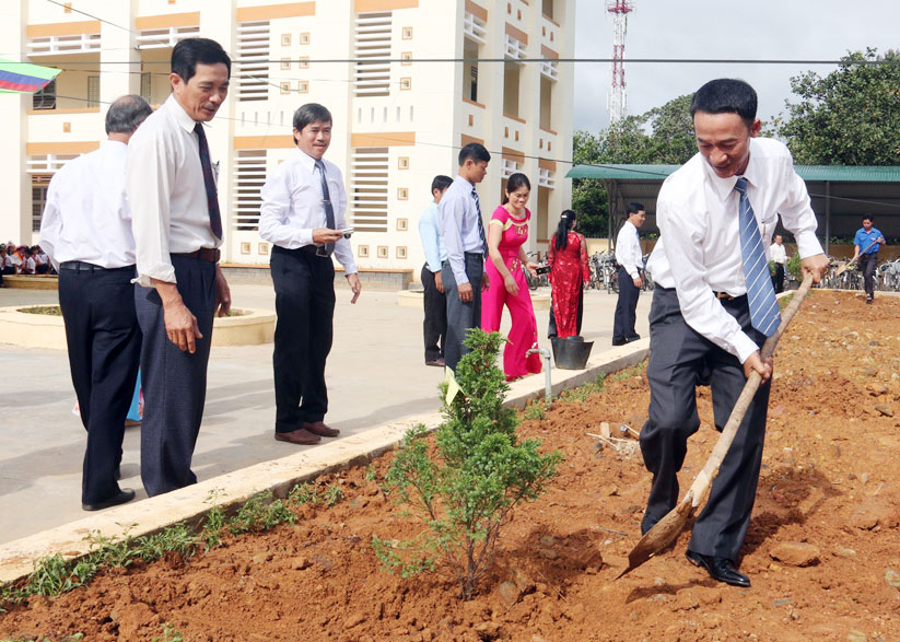 Đồng chí Trần Văn Hiệp trồng cây lưu niệm tại Trường THCS Nguyễn Văn Trỗi, thị trấn Đam Bri (Đạ Huoai). Ảnh: Ndong Brừm