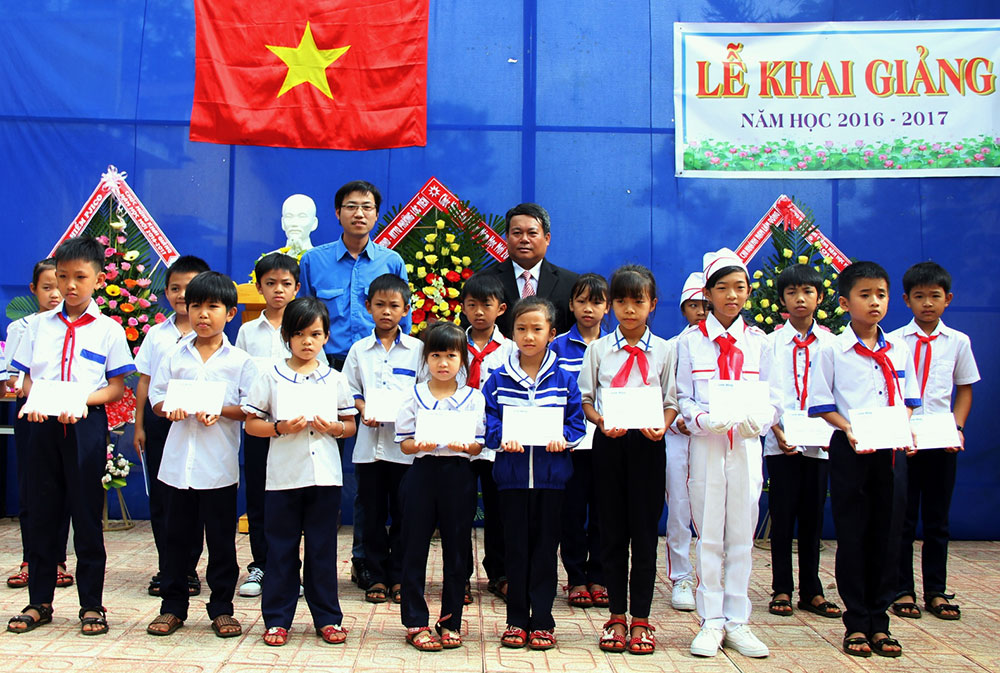 Chi đoàn Báo Lâm Đồng trao học bổng tại Trường Tiểu học Tân Sơn (TP Bảo Lộc)
