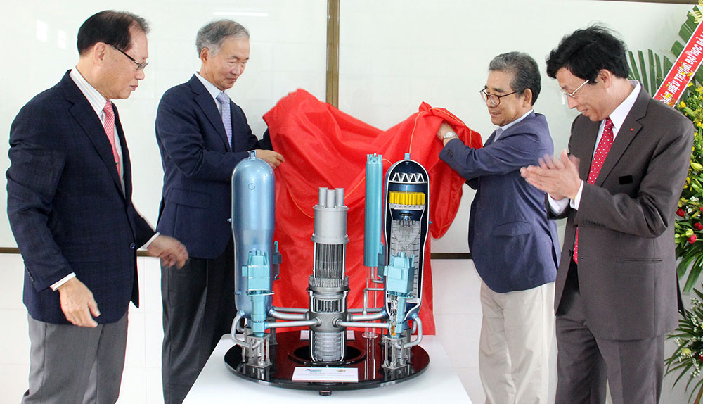 Đại học Đà Lạt tiếp nhận mô hình mô phỏng Lò phản ứng hạt nhân