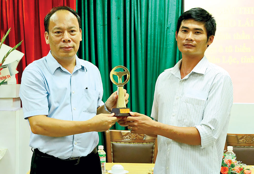 Trao giải Vô lăng vàng cho tài xế dũng cảm Phan Văn Bắc