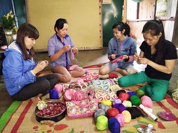 "Hô biến" nắp lon bia thành giỏ xách