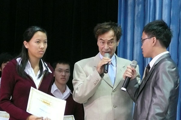 Giáo sư Odon Vallet: Hãy cảm ơn cha mẹ và thầy cô các em