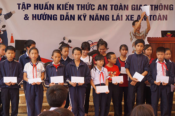 Học sinh được hướng dẫn lái xe an toàn