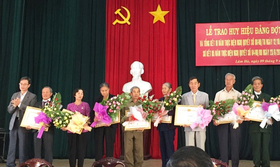 Trao Huy hiệu Đảng cho đảng viên lão thành