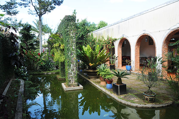 Bên hông ngôi nhà của nông phu