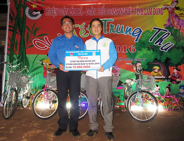 Trao quà và học bổng cho học sinh nghèo vượt khó
