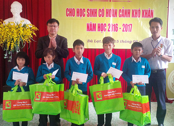 Trao 20 phần quà cho các em học sinh nghèo khuyết tật