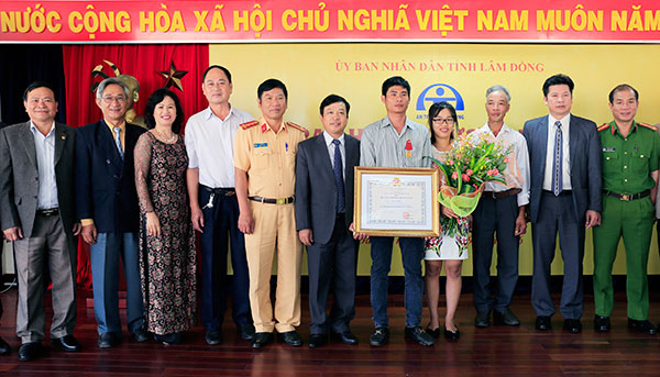 Đại diện lãnh đạo tỉnh, các sở, ban, ngành của tỉnh chụp hình lưu niệm, chia vui cùng tài xế Bắc