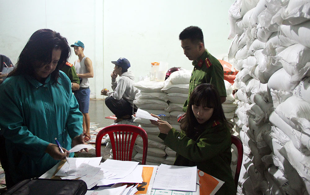 Bảo Lộc: Bắt quả tang một cơ sở sản xuất phân bón trái phép
