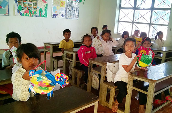 Ðam Rông vận động tốt học sinh đến trường