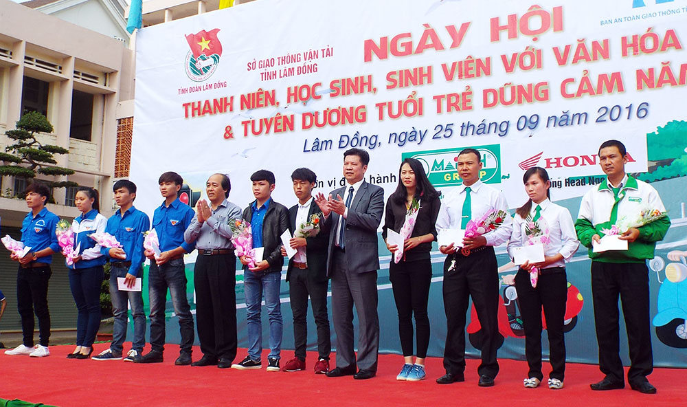 Ngày hội thanh niên, học sinh, sinh viên với văn hoá giao thông và Tuyên dương tuổi trẻ dũng cảm năm 2016