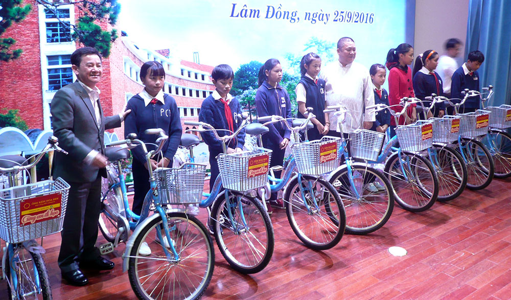 Tập đoàn Hoa Sen trao 100 suất học bổng cho học sinh Lâm Đồng