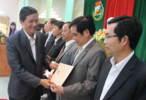 Đồng chí Trần Đức Quận - Phó Bí thư Thường trực Tỉnh ủy, Chủ tịch HĐND tỉnh trao bằng tốt nghiệp cho các học viên