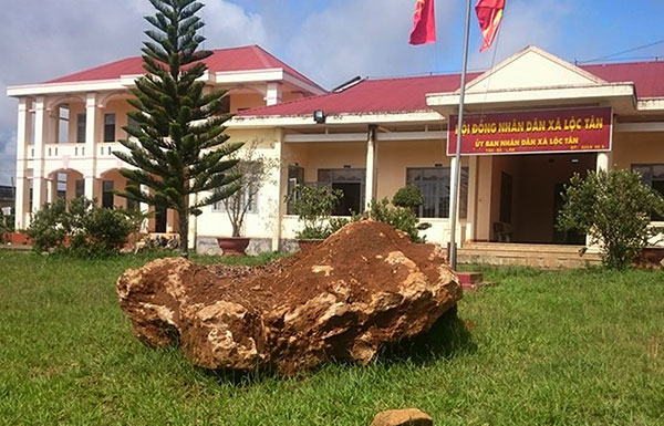 Lấy mẫu tảng đá nặng 20 tấn nghi đá quý đi kiểm nghiệm