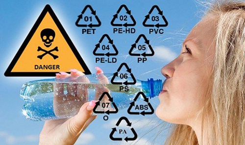 Dưới đáy của các hộp, chai nhựa có các con số từ 1 đến 7 nằm gọn trong dấu hiệu “recycle” (tái chế), đó chính là số hiệu phân loại nhựa.