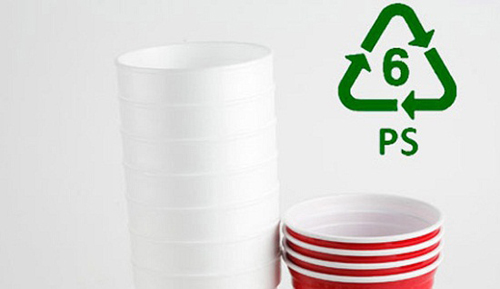 PS thường có ở các cốc uống nước, hộp xốp đựng thức ăn chỉ sử dụng một lần, tức là không tái sử dụng. Khi sử dụng ở nhiệt độ cao, các chế phẩm này thường sản sinh ra chất Styrene cực độc.