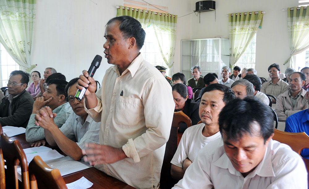 Cử tri phát biểu tại buổi tiếp xúc