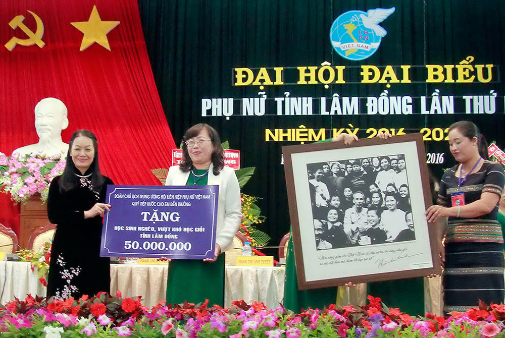 TW Hội trao tặng Đại hội bức ảnh Bác Hồ với các đại biểu PNVN và trao 50 triệu đồng quỹ tiếp bước cho trẻ em đến trường
