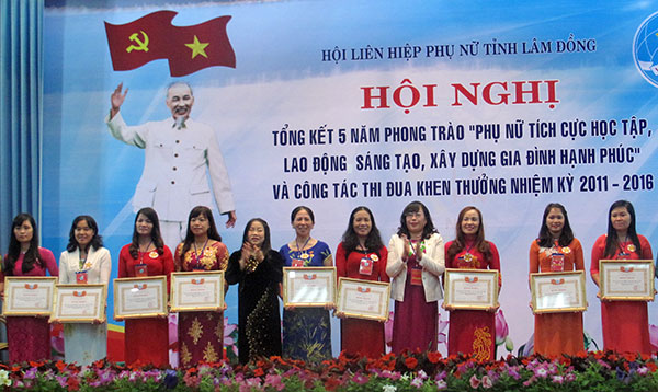 Tổng kết 5 năm phong trào &quot;Phụ nữ tích cực học tập, lao động sáng tạo, xây dựng gia đình hạnh phúc&quot;