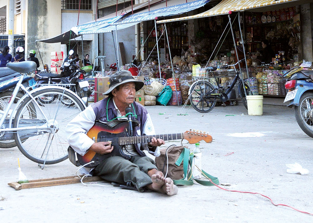 Ông an nhiên lặng lẽ ca ở chợ Tùng Nghĩa. Ảnh: N.H.T