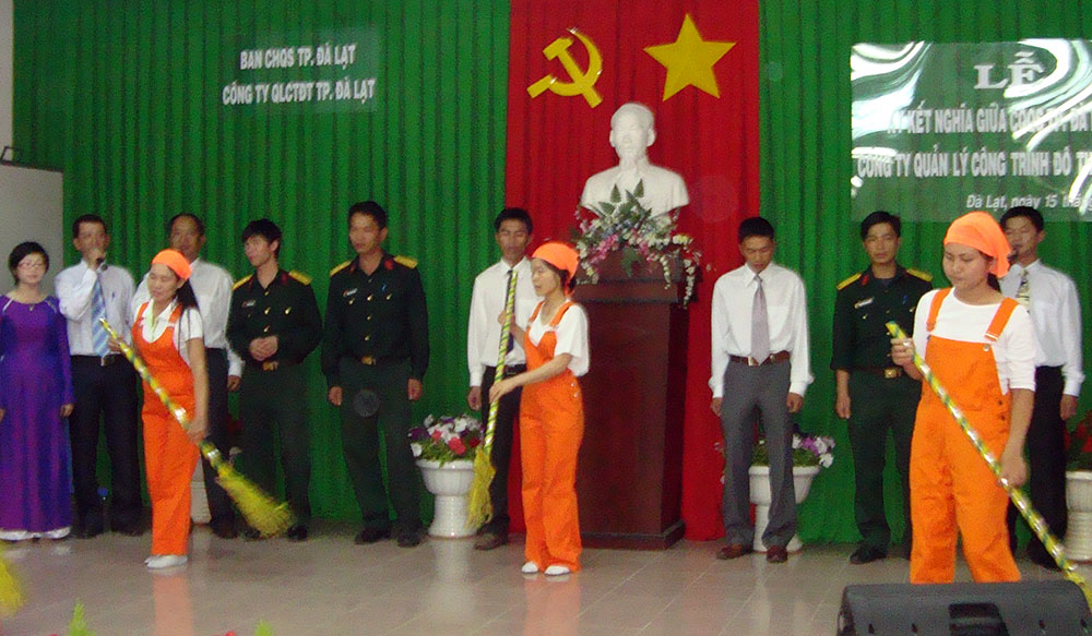 Một tiết mục văn nghệ trong buổi giao lưu văn nghệ giữa 2 đơn vị - Ảnh: N.T