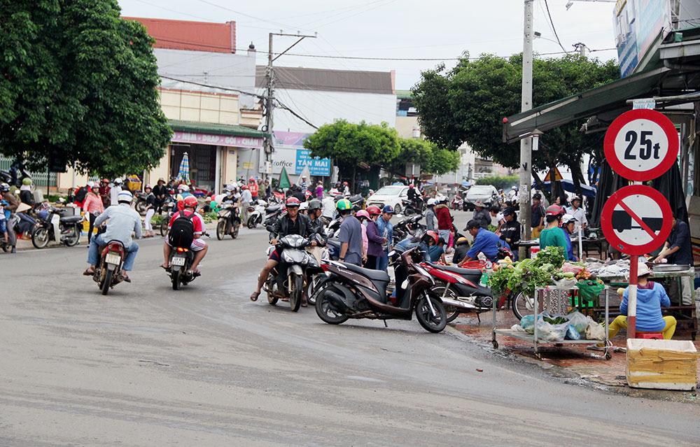Xử lý chợ vỉa hè như "đá ném ao bèo"