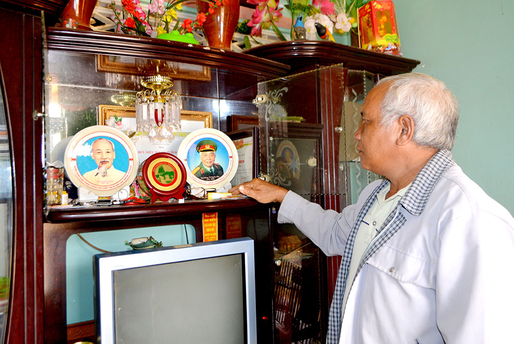 Bí thư Chi bộ, già làng K'Bịu