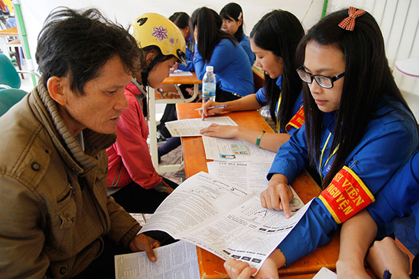 Bồi dưỡng thế hệ trẻ thành lớp người "vừa hồng, vừa chuyên"