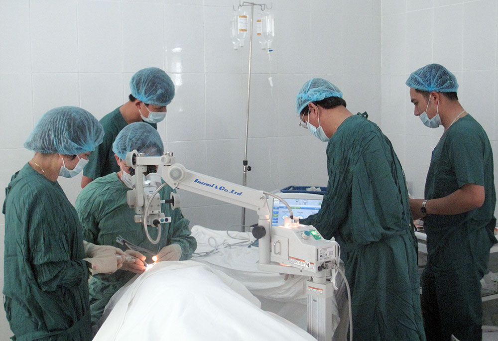 Dự án FHF khám, mổ mắt miễn phí cho bệnh nhân