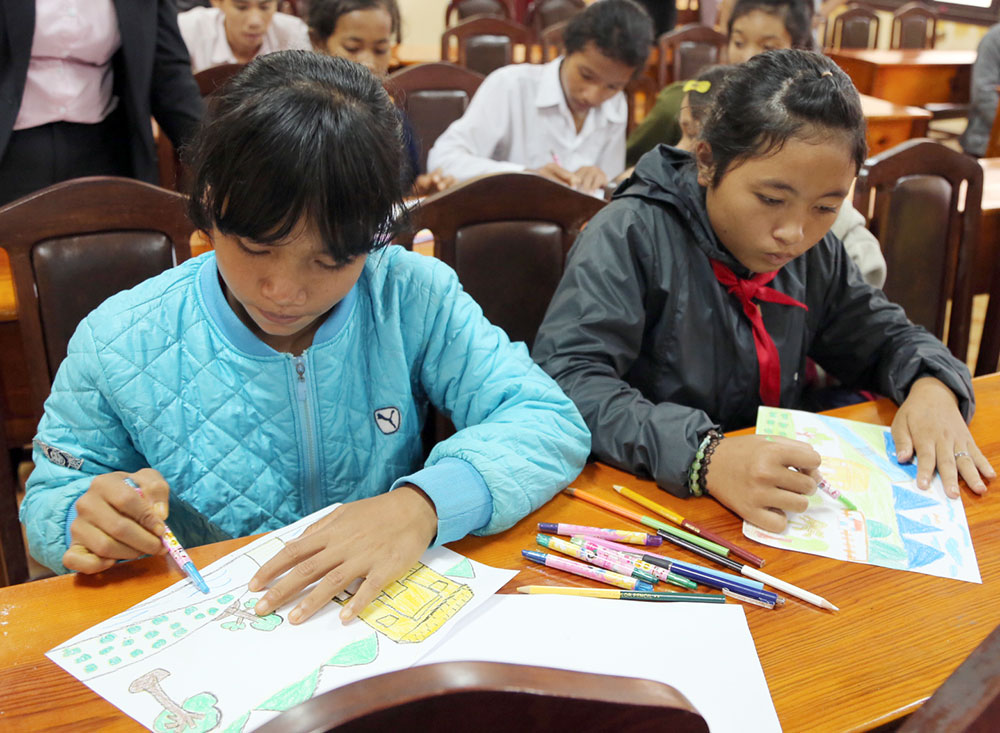 Các em học sinh vẽ tranh, viết thư cảm ơn các nhà tài trợ và chương trình