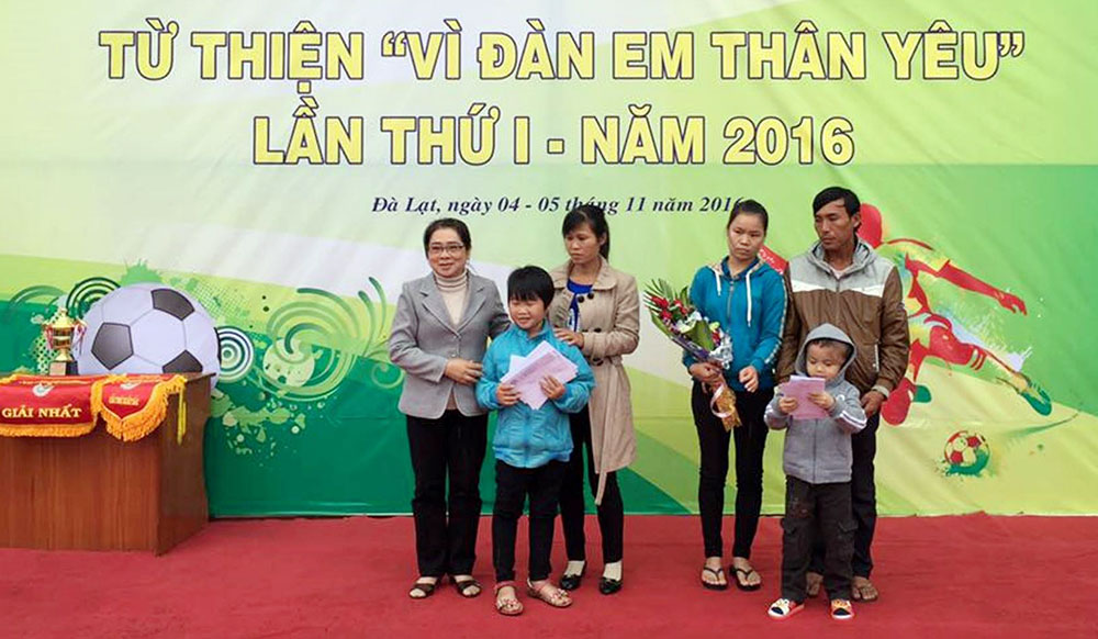 Trao tặng 50 triệu đồng giúp bé gái 12 tuổi bị bệnh hiểm nghèo
