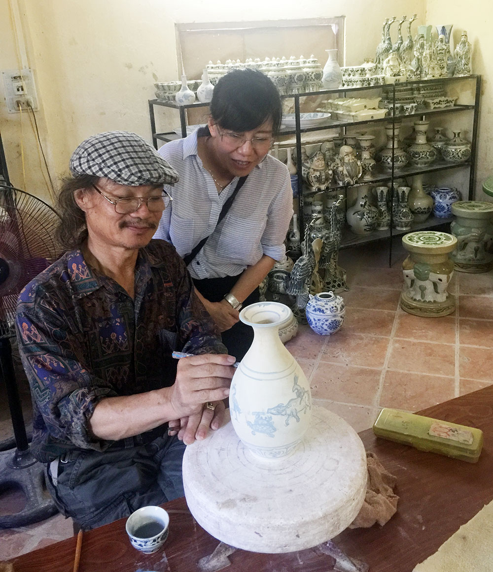 Thăm gốm ở bến thuyền đỗ