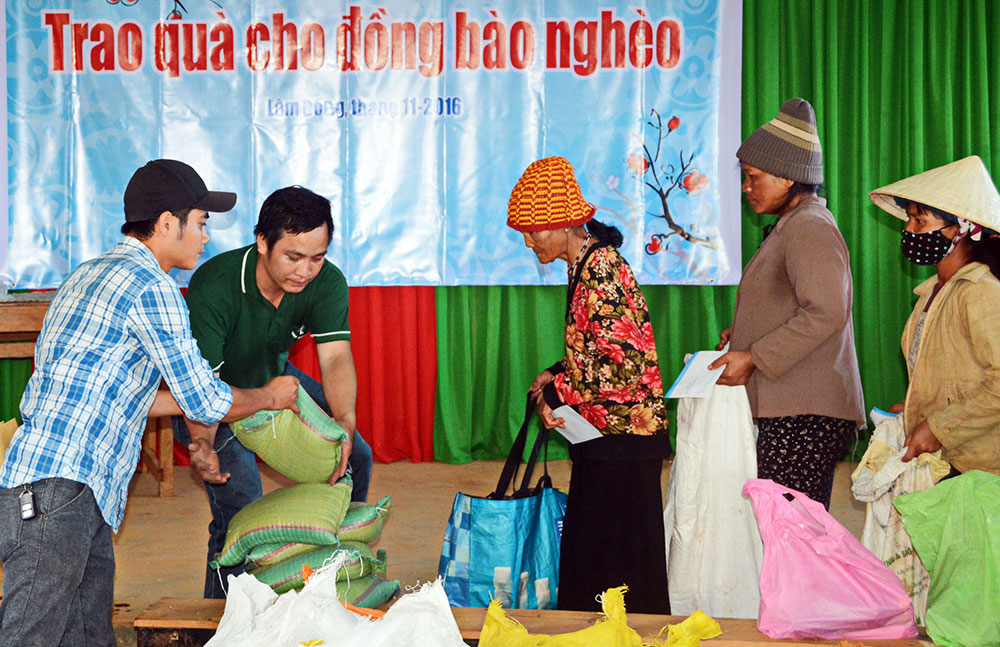 Trao 200 phần quà cho đồng bào nghèo xã Mê Linh